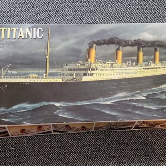 Academy R.M.S Titanic static model 1/600th Scale Kit - Picture 1 of 5